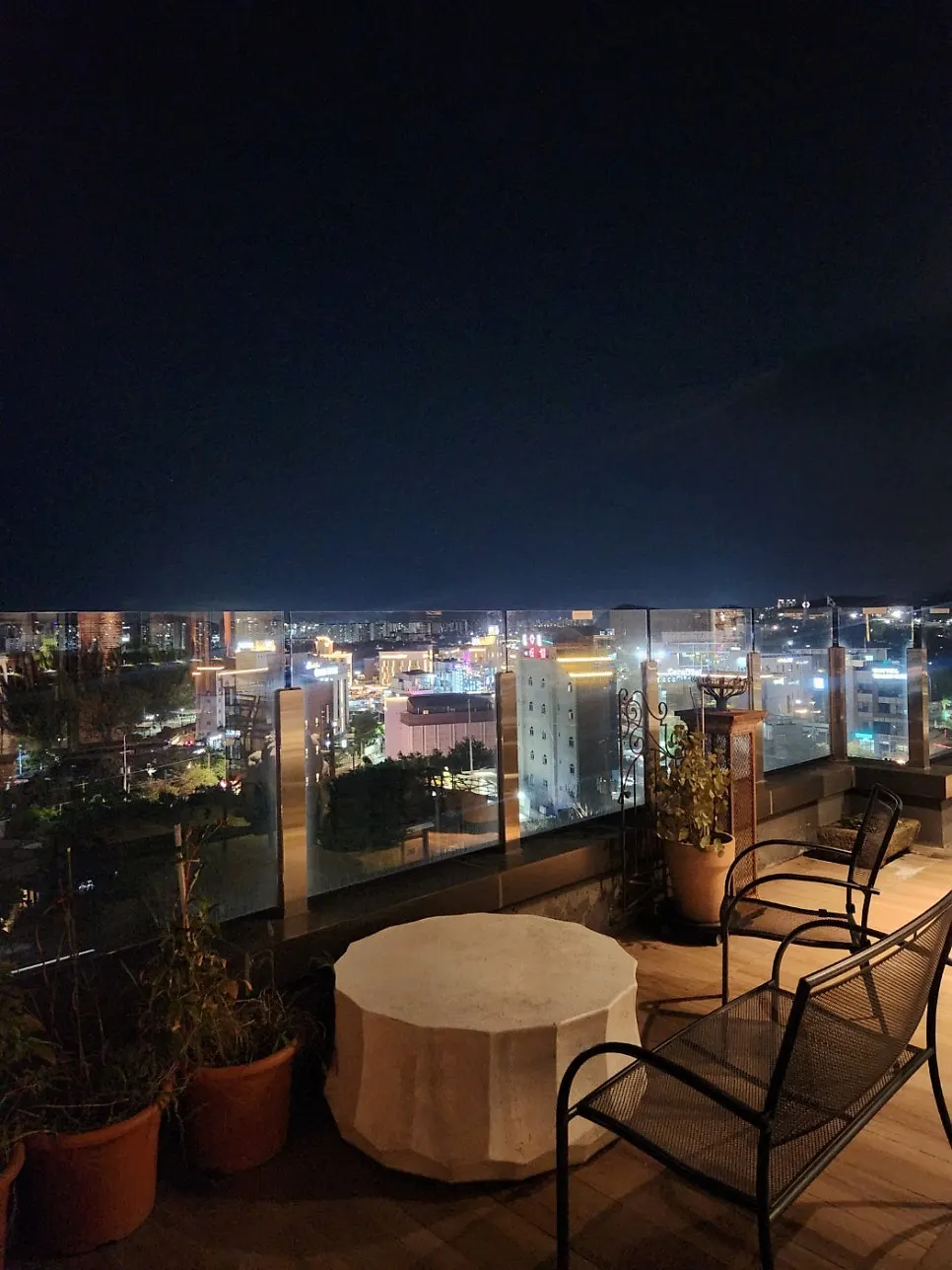 야외 테라스 좌석과 밤 풍경