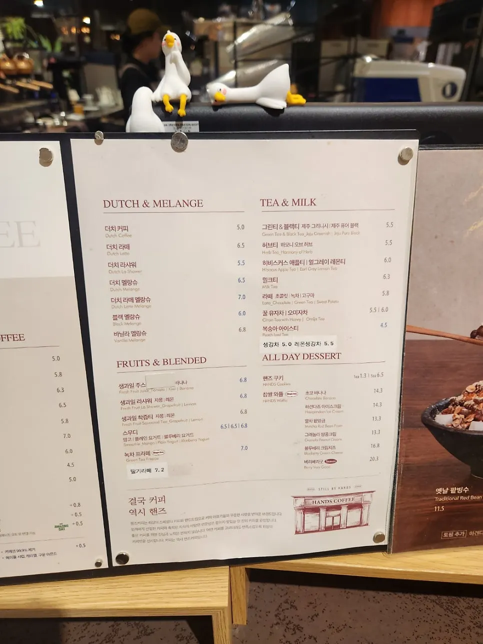 크림이 가득 올라간 바닐라 브륄레 라떼