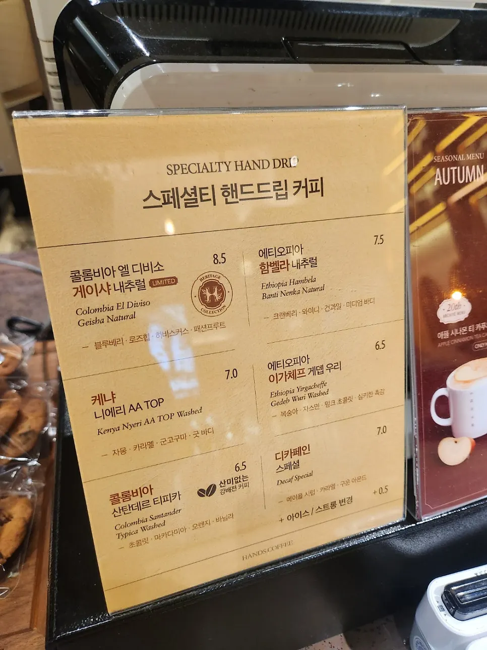 아이스크림이 올라간 와플 클로즈업