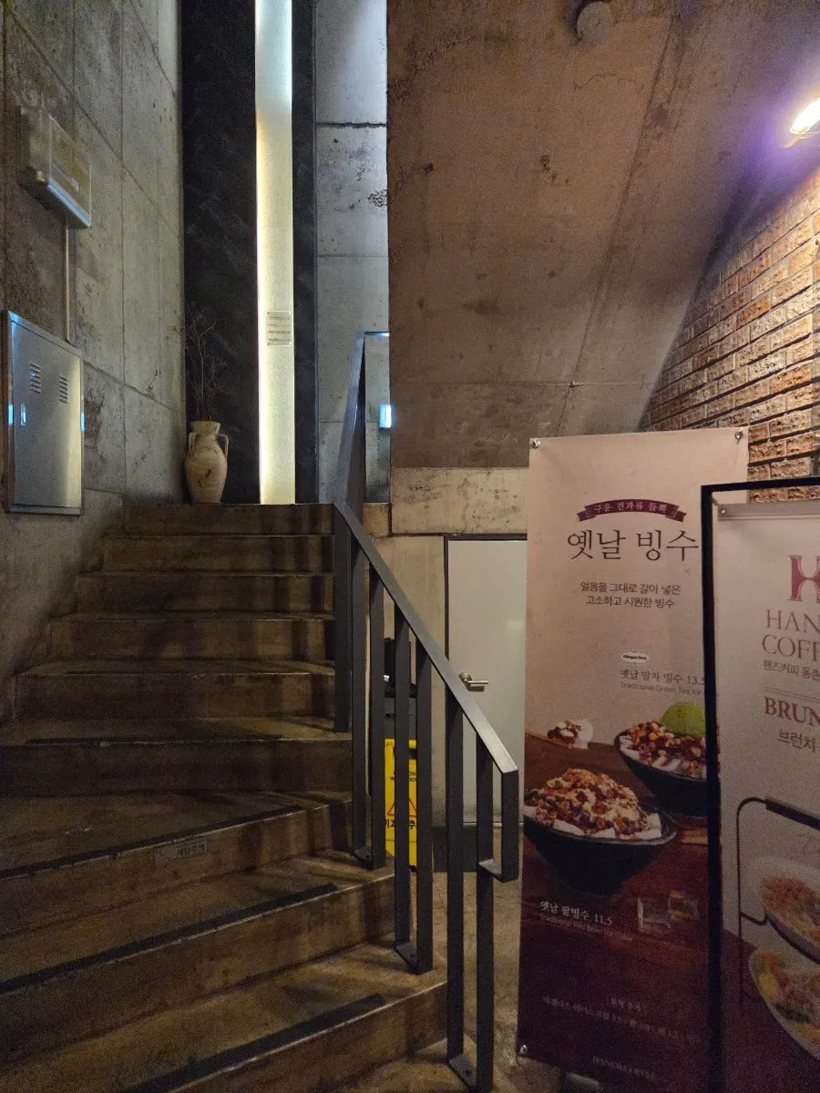Hands Coffee Dongchon Resort Branch exterior and private parking lot at night