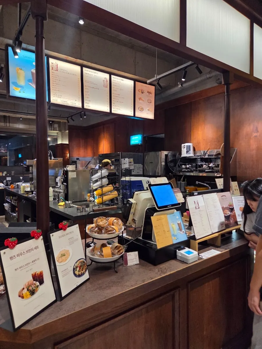 Kiosk and order guidance in front of the 2nd-floor counter