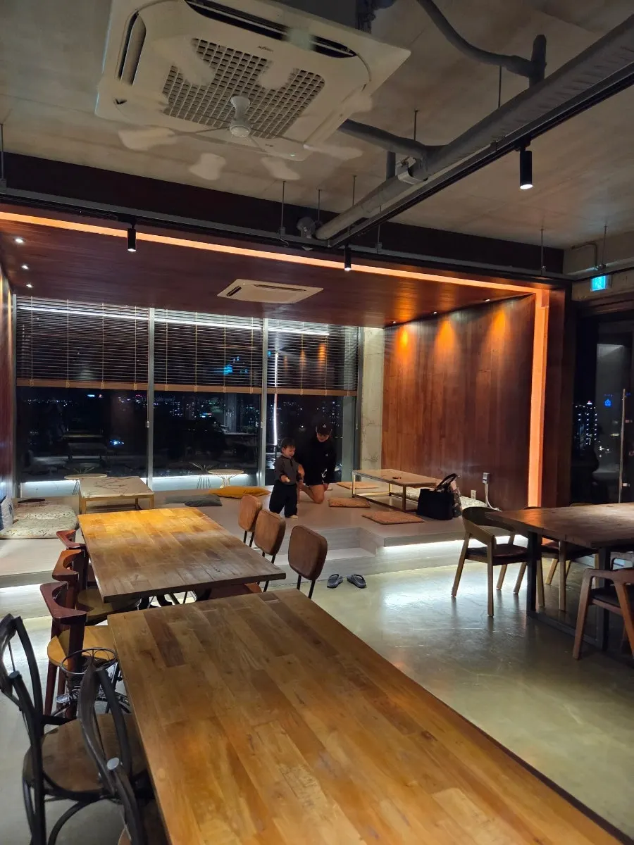 Spacious floor seating area on the 4th floor of Hands Coffee Dongchon Resort Branch