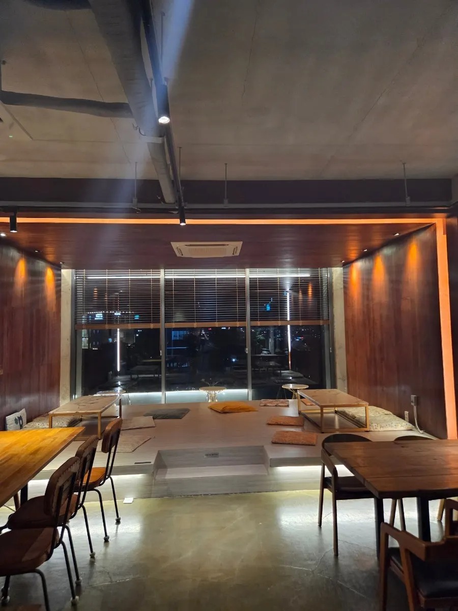 Low table in the 4th-floor floor seating area