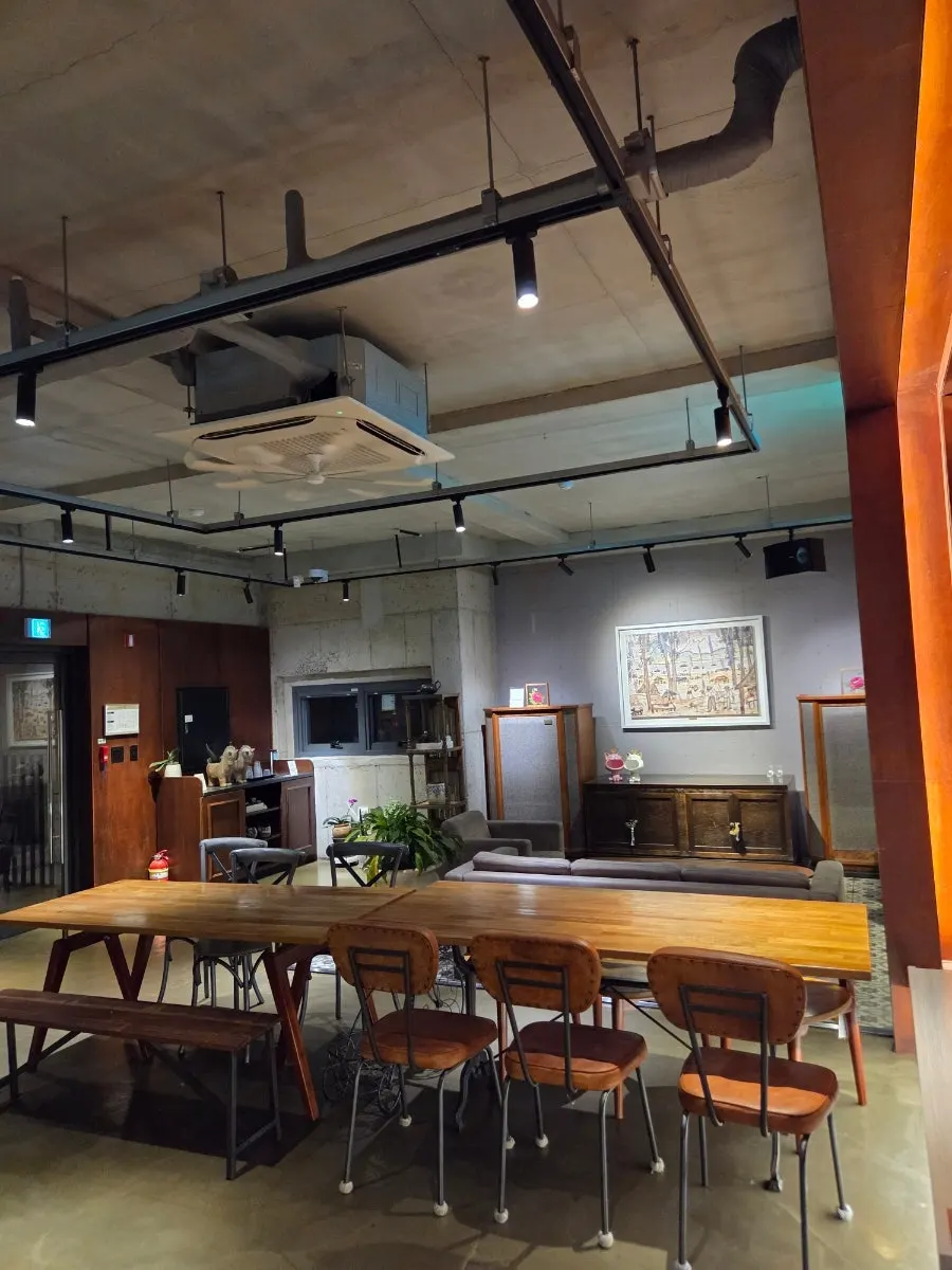 4th-floor interior with no other customers late at night