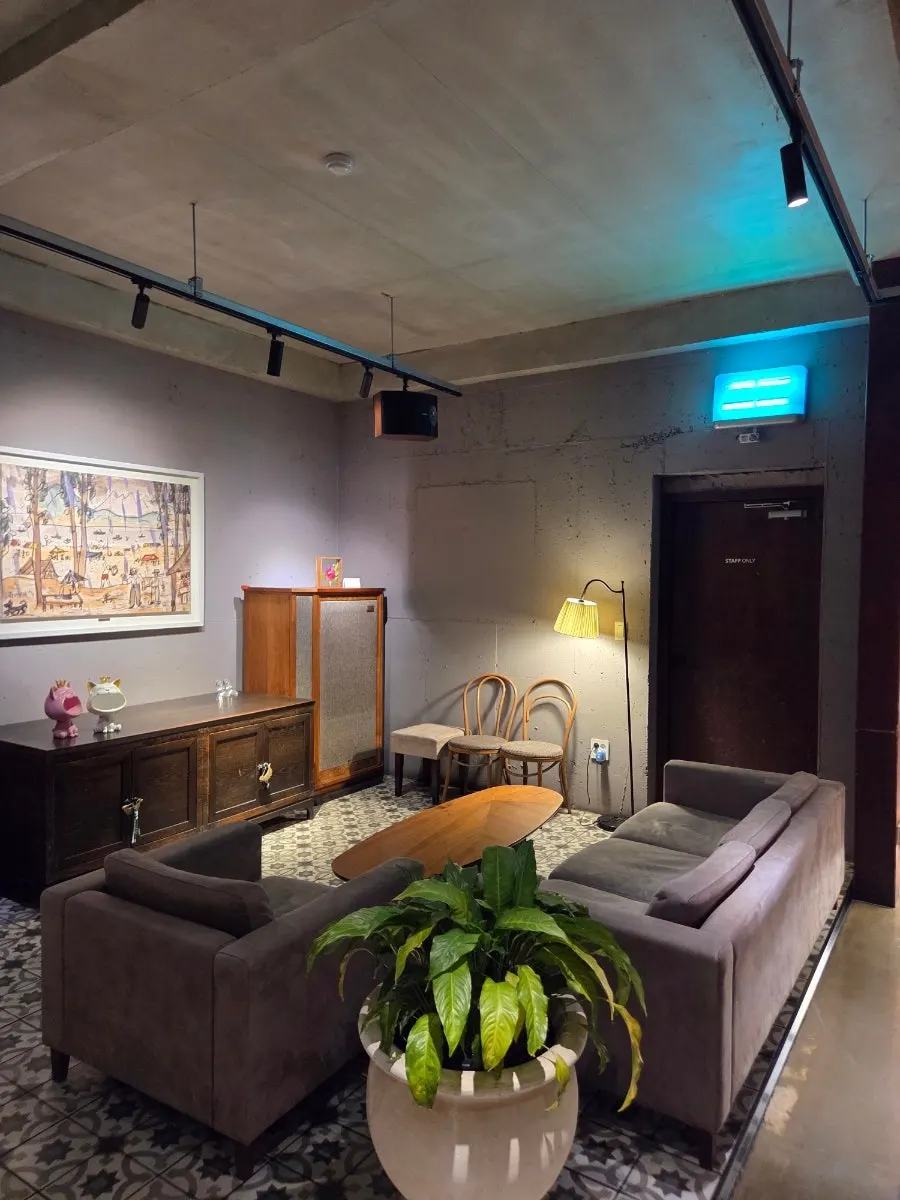 4th-floor seating and lighting interior