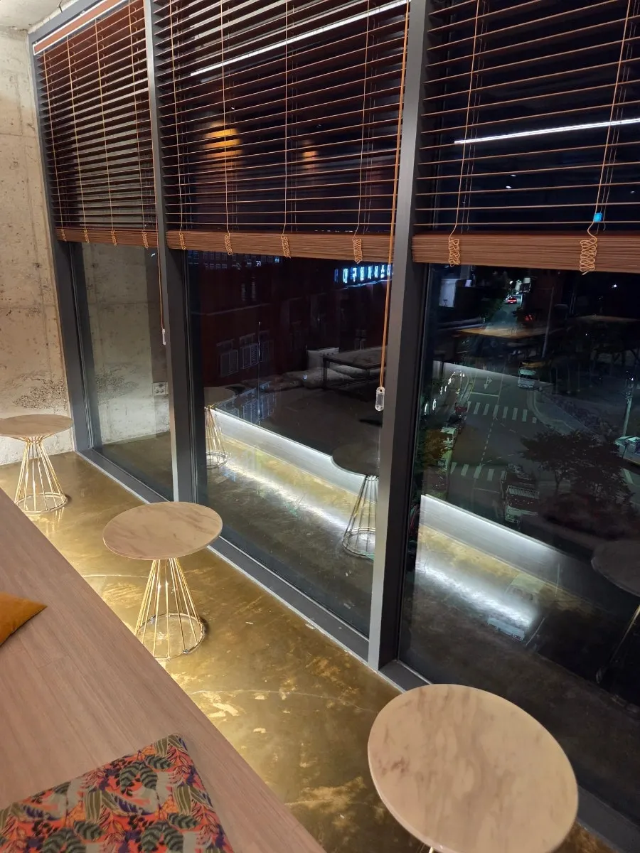 Seating arrangement opposite the 4th-floor floor seating area