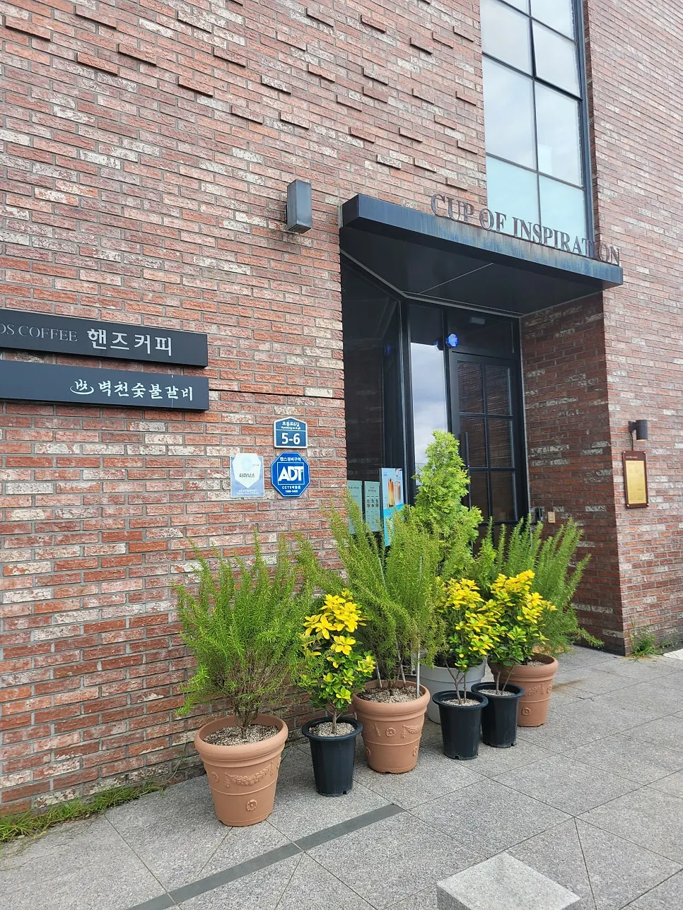 The four-story building housing Hands Coffee Dongchon Resort Branch