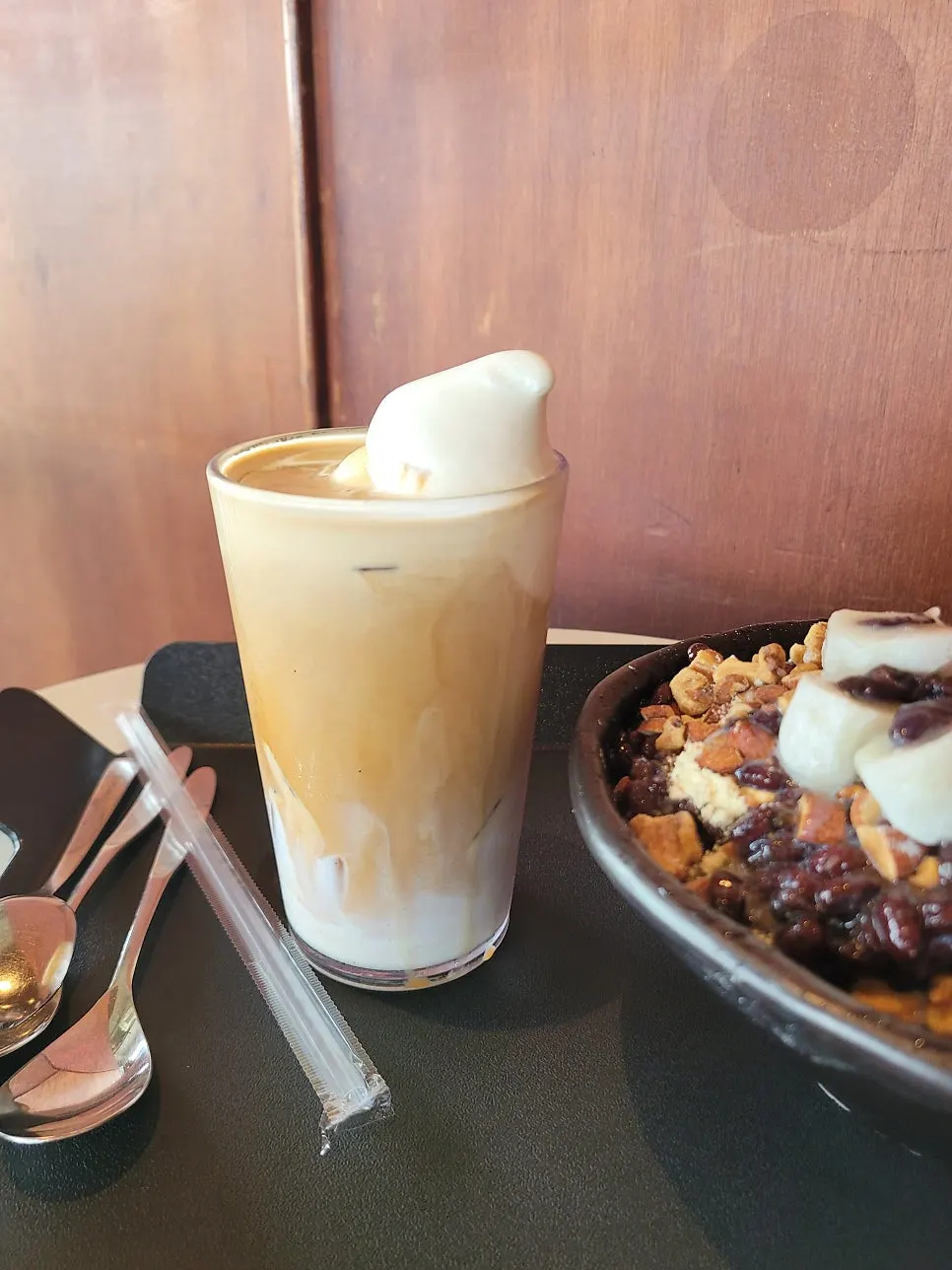 Table scene while eating the bingsu