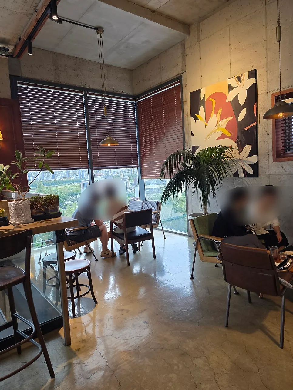 3층 창가 바테이블 자리