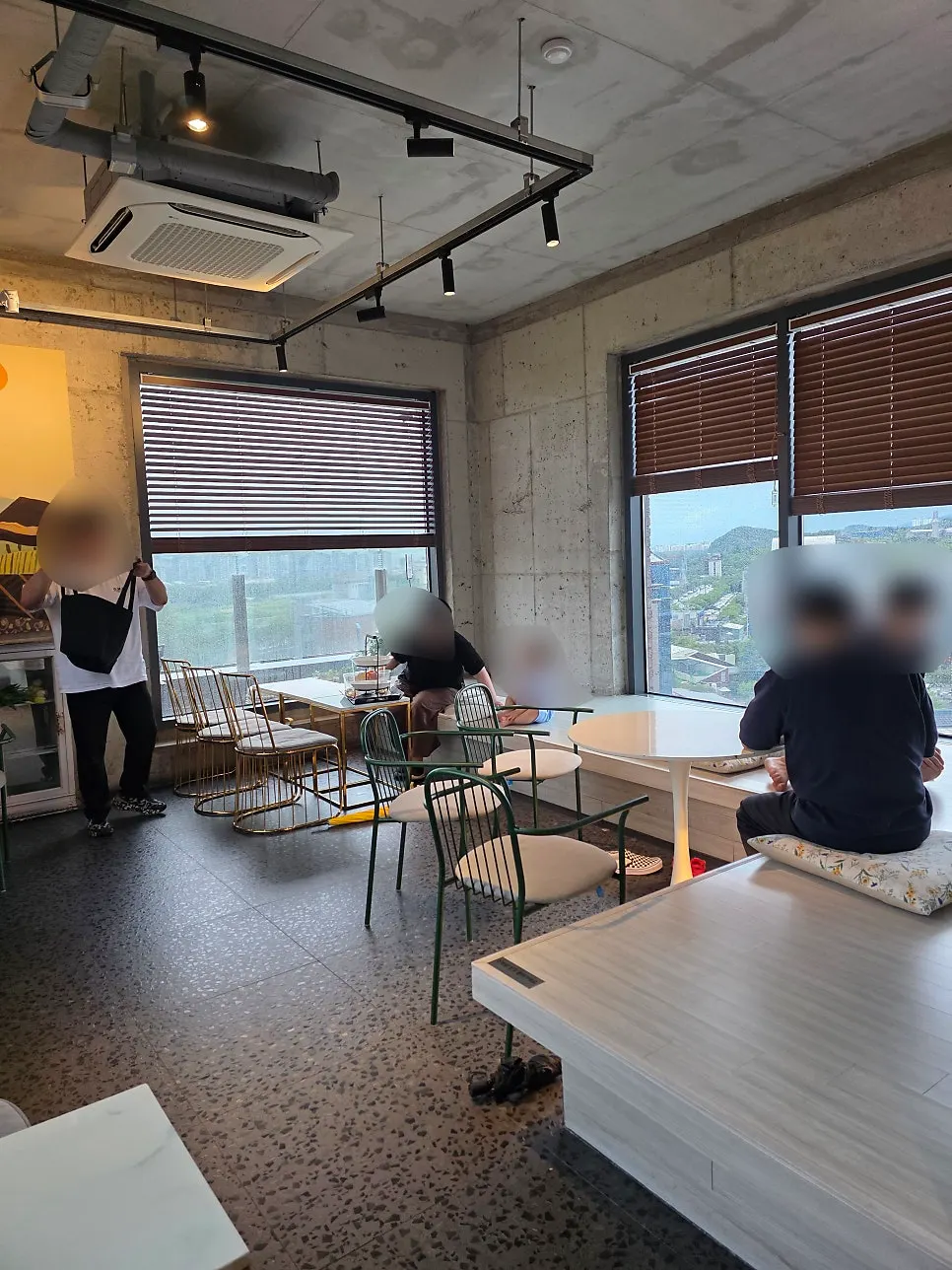 신발 벗고 앉는 4층 좌식 자리