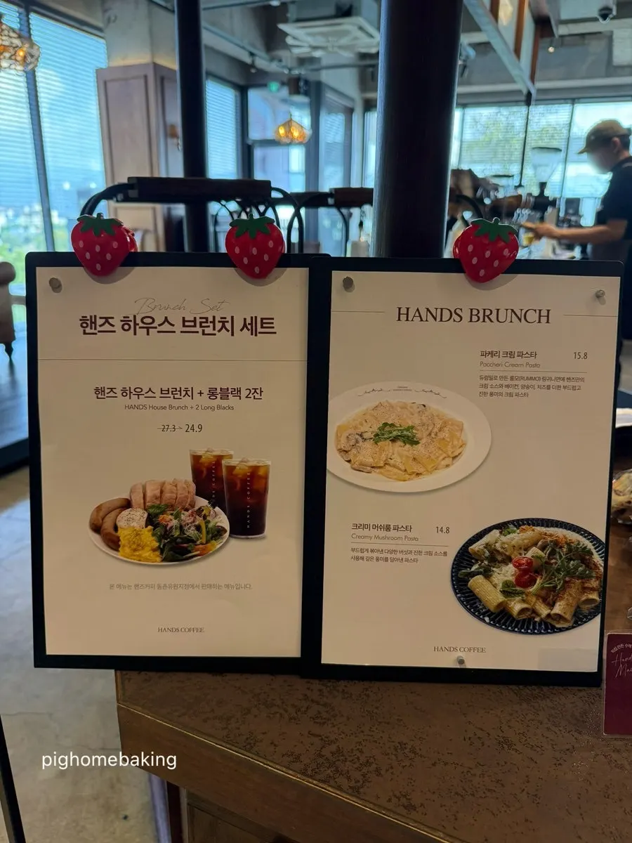 노출 콘크리트와 우드로 꾸민 카페 내부