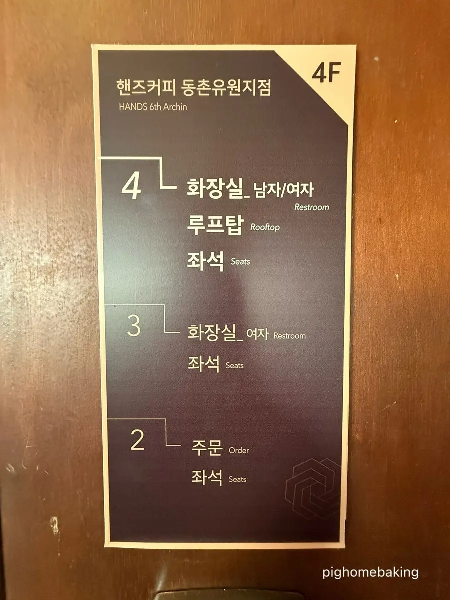 롤케이크와 파운드가 진열된 디저트 쇼케이스