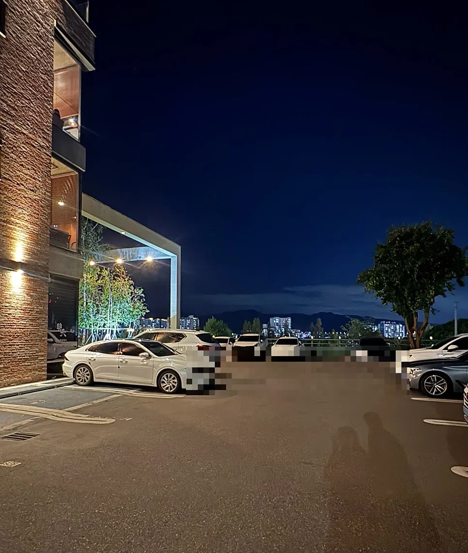 핸즈커피 동촌유원지점 전용 주차장 모습