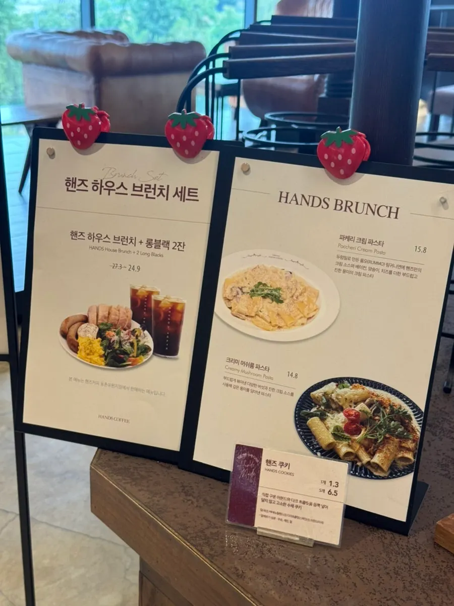 세트A 크리미머쉬룸파스타와 치킨그래놀라샐러드 상차림