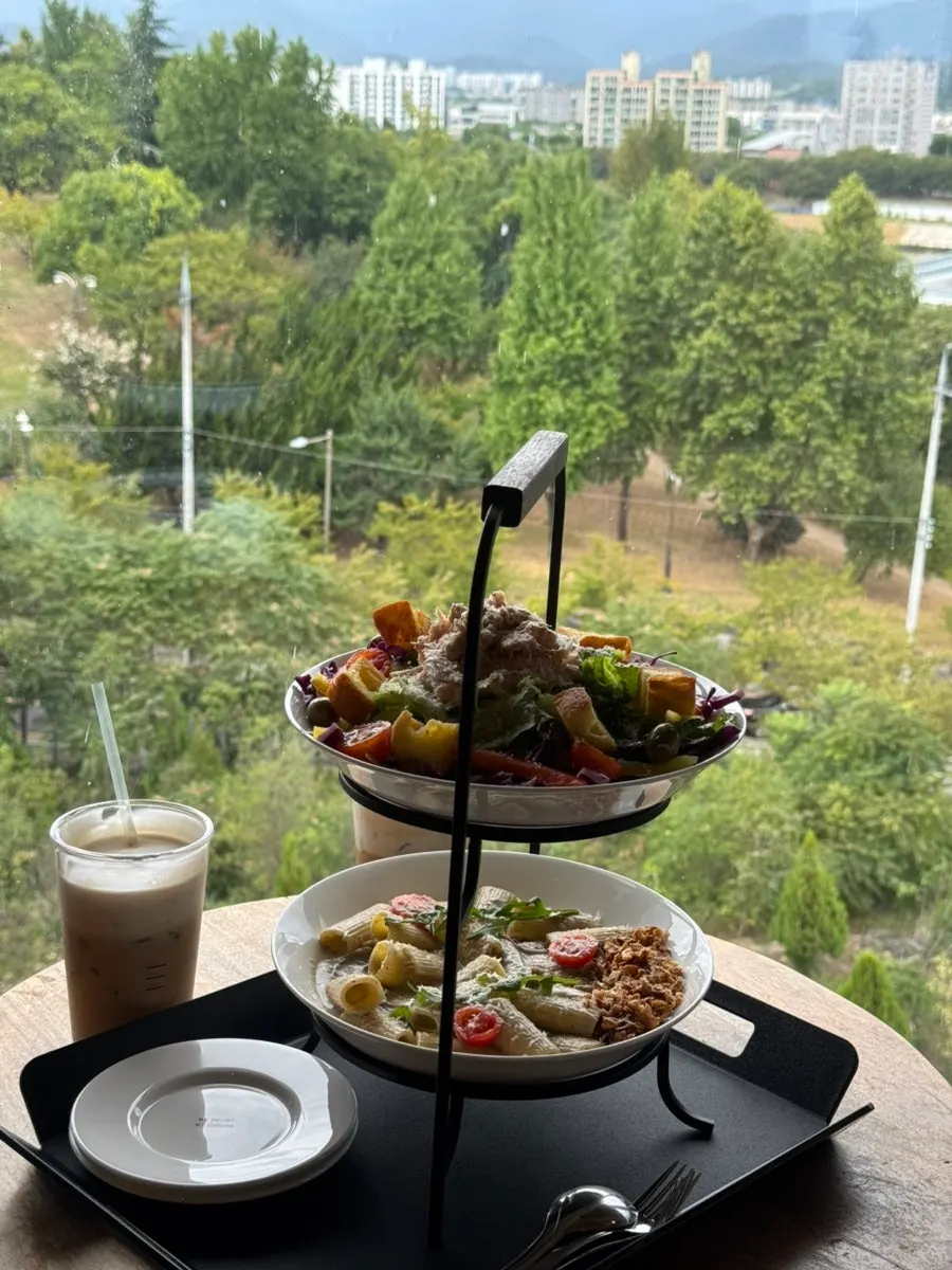 브런치 세트를 즐기는 카페 테이블