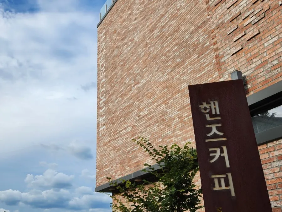 3층 창가 자리에서 즐긴 브런치와 밀크티
