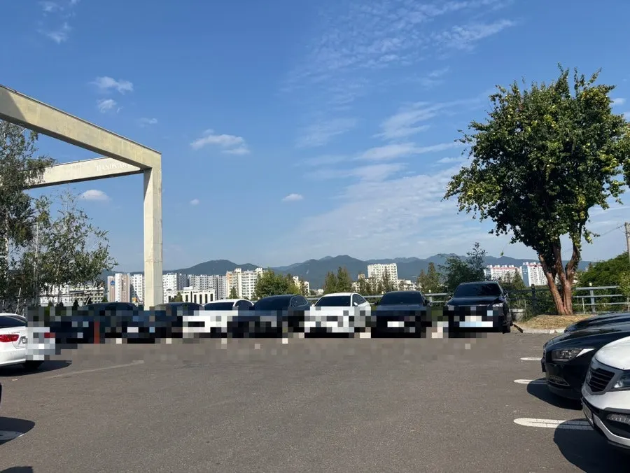 Quiet parking area in front of the café