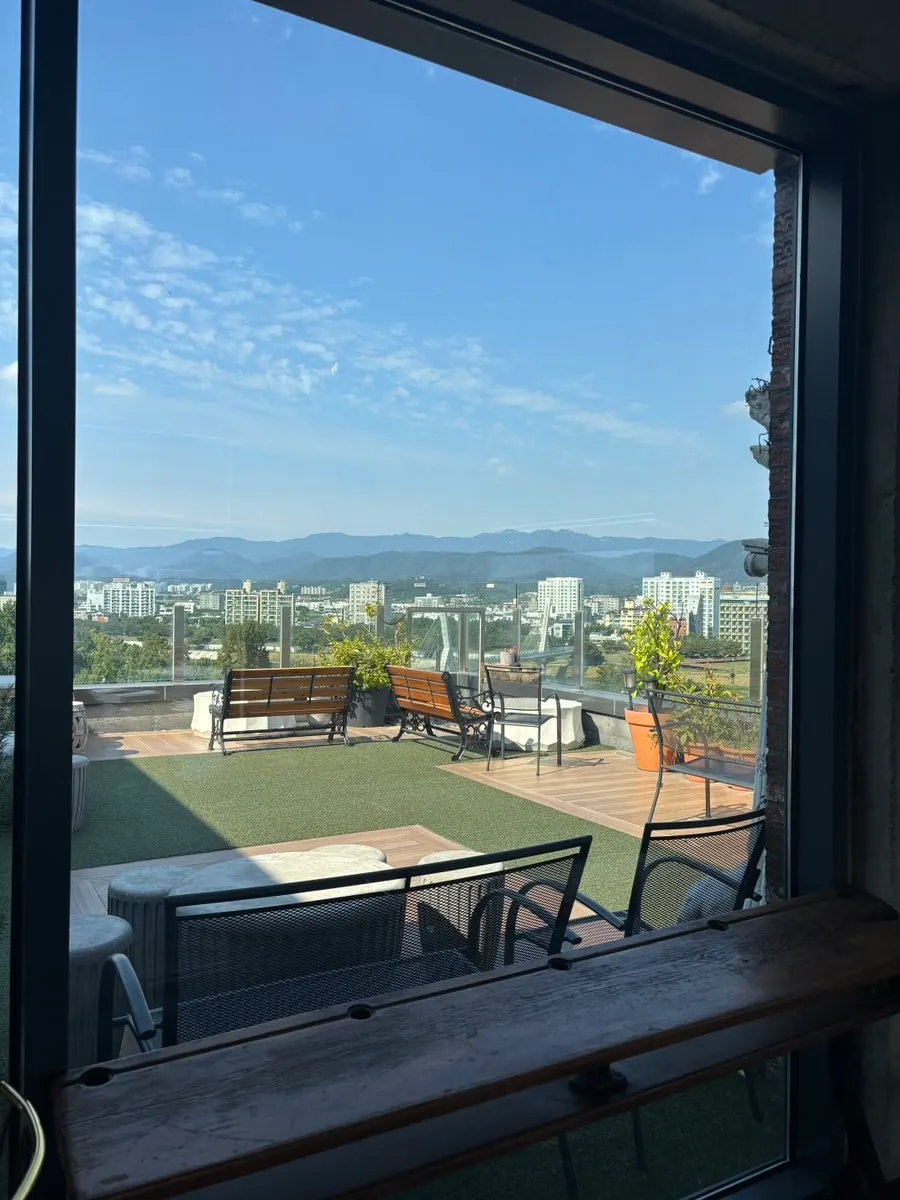 4th floor floor seating overlooking the street