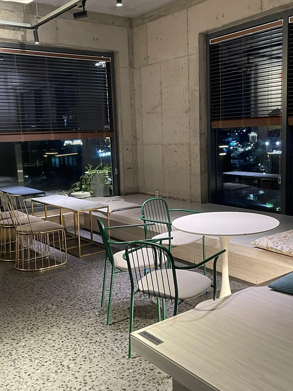 Nighttime interior atmosphere of Hands Coffee Dongchon Resort Branch