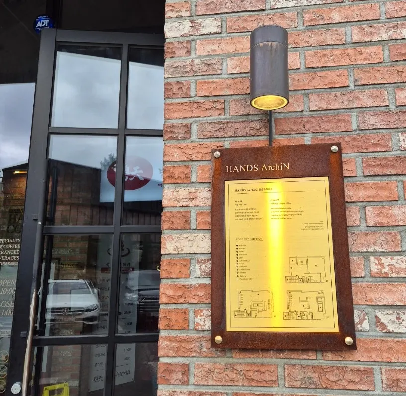 Red brick exterior of Hands Coffee Dongchon Resort Branch