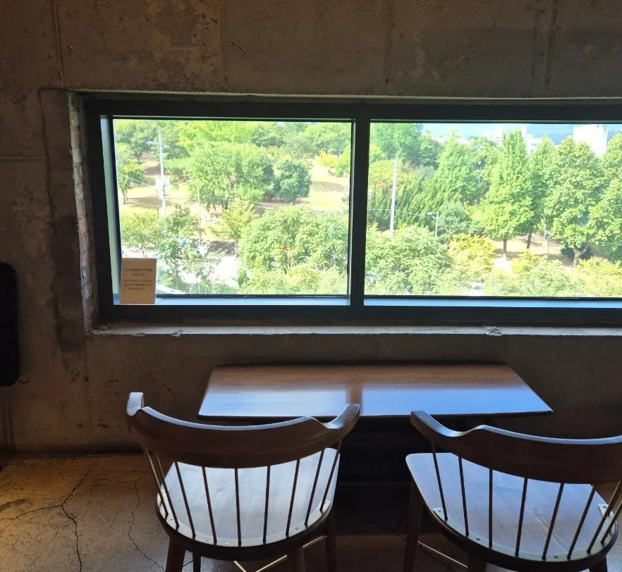 Overview of indoor seating at Hands Coffee Dongchon Resort Branch