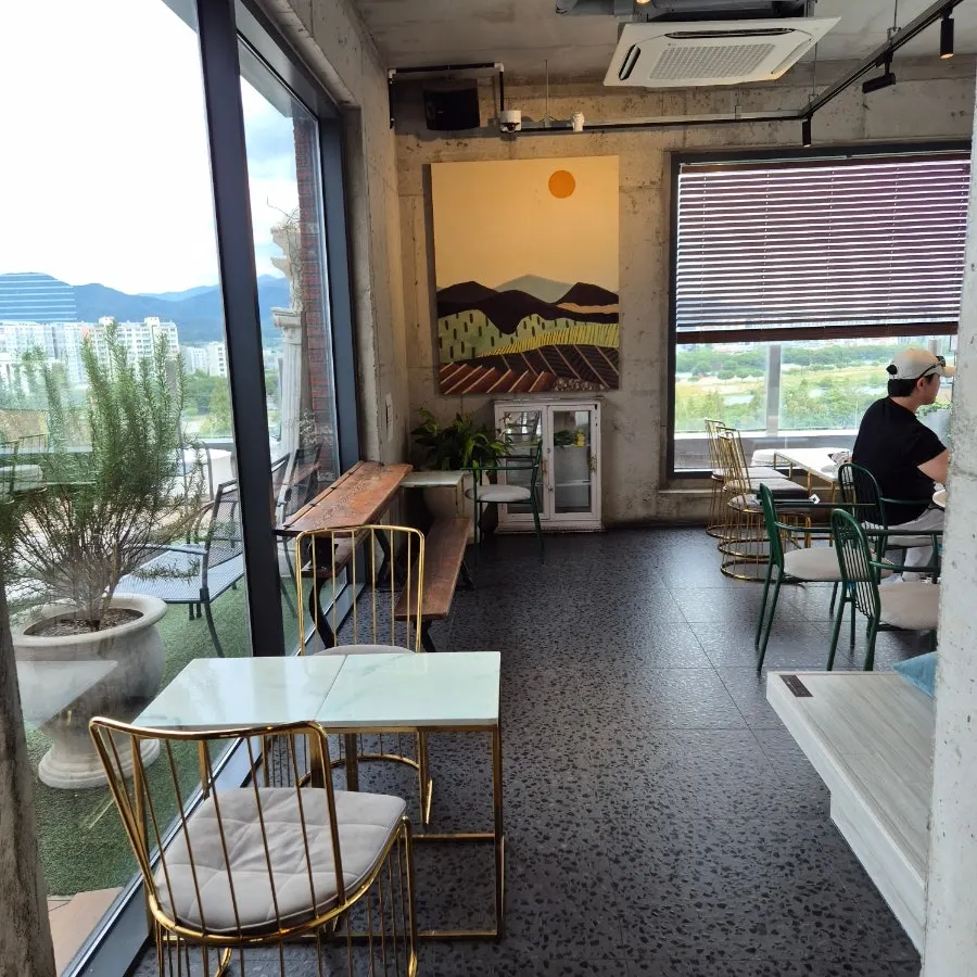 Café space with a luxurious interior