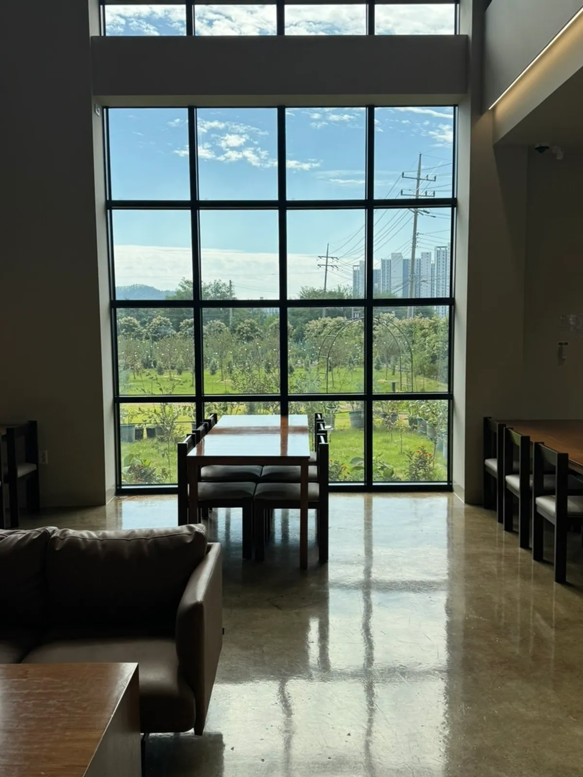 Spacious interior of Hands Coffee Gumi Goa-eup Branch