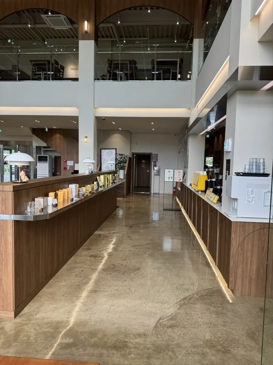 Atmosphere of the large café in Goa-eup, Gumi