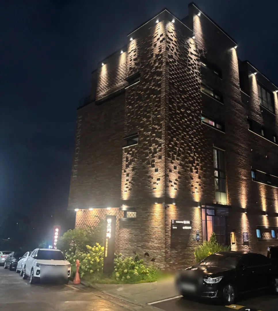 Full evening exterior view of Hands Coffee Dongchon Resort Branch