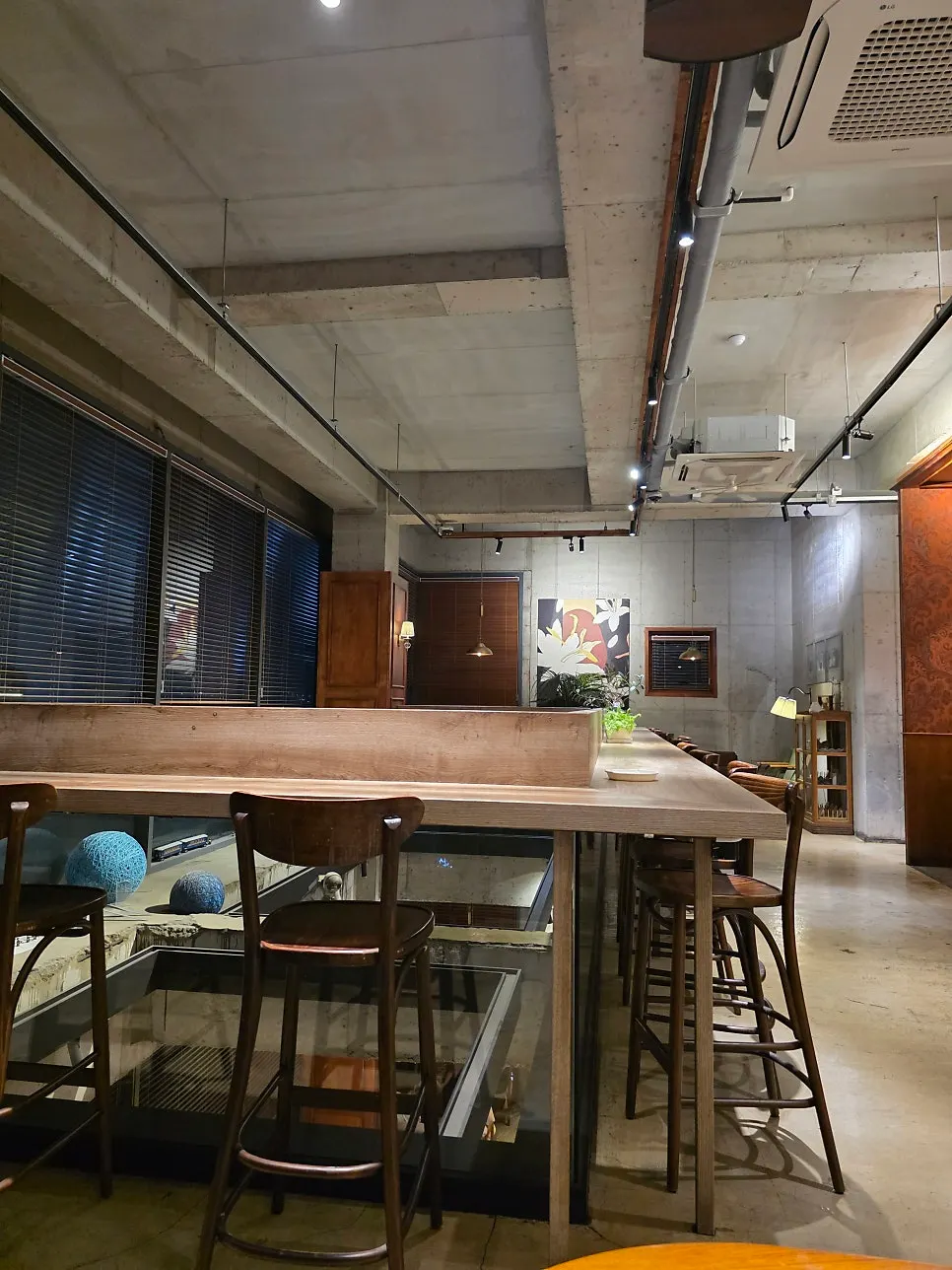 Lighting around the entrance of Hands Coffee Dongchon Resort Branch