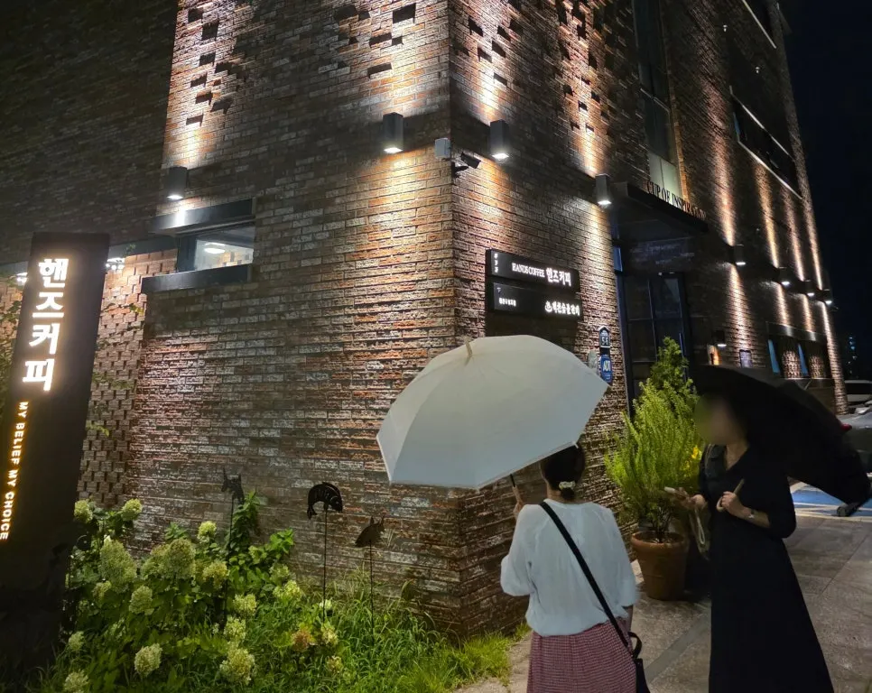 Final interior shot of Hands Coffee Dongchon Resort Branch