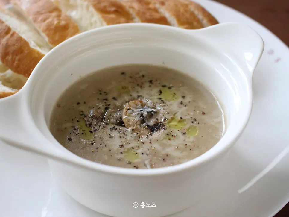 ハンズコーヒーのブランチとマッシュルームスープの食事風景