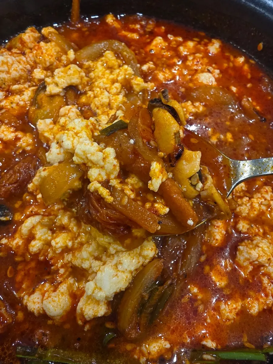Mixing rice into the jjamppong broth