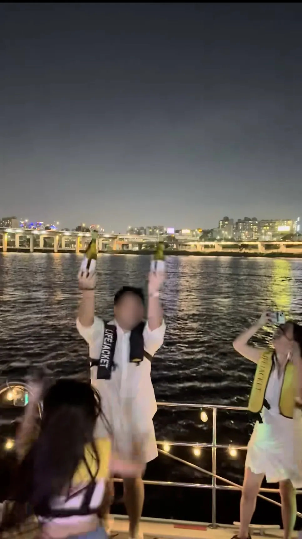 직접 준비해 올린 음식과 주류가 차려진 요트 테이블