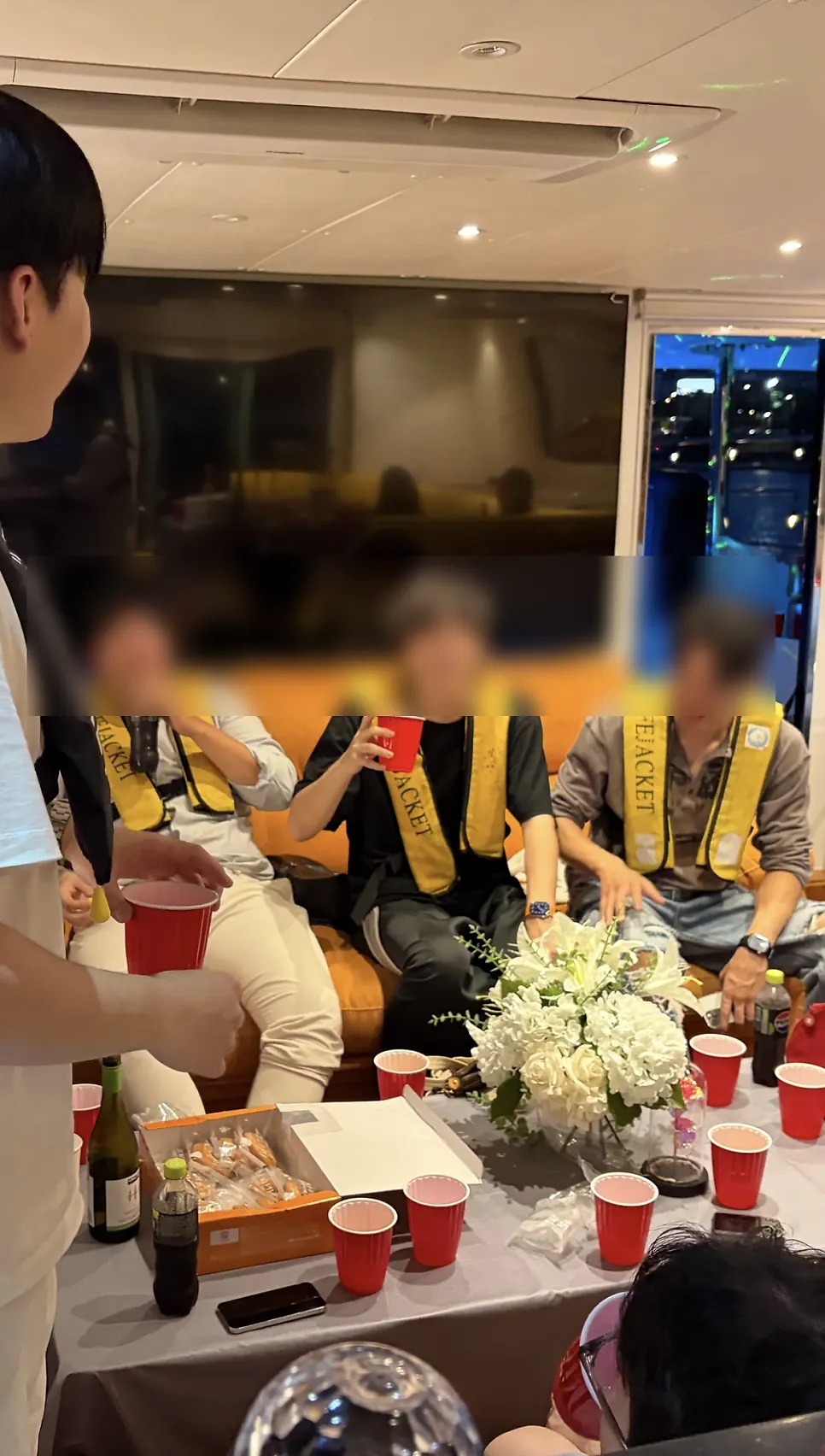 JBL 파티박스와 조명이 세팅된 요트 선실