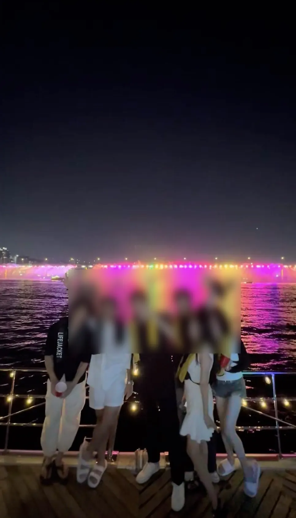 클럽처럼 조명이 켜진 한강요트 선상파티