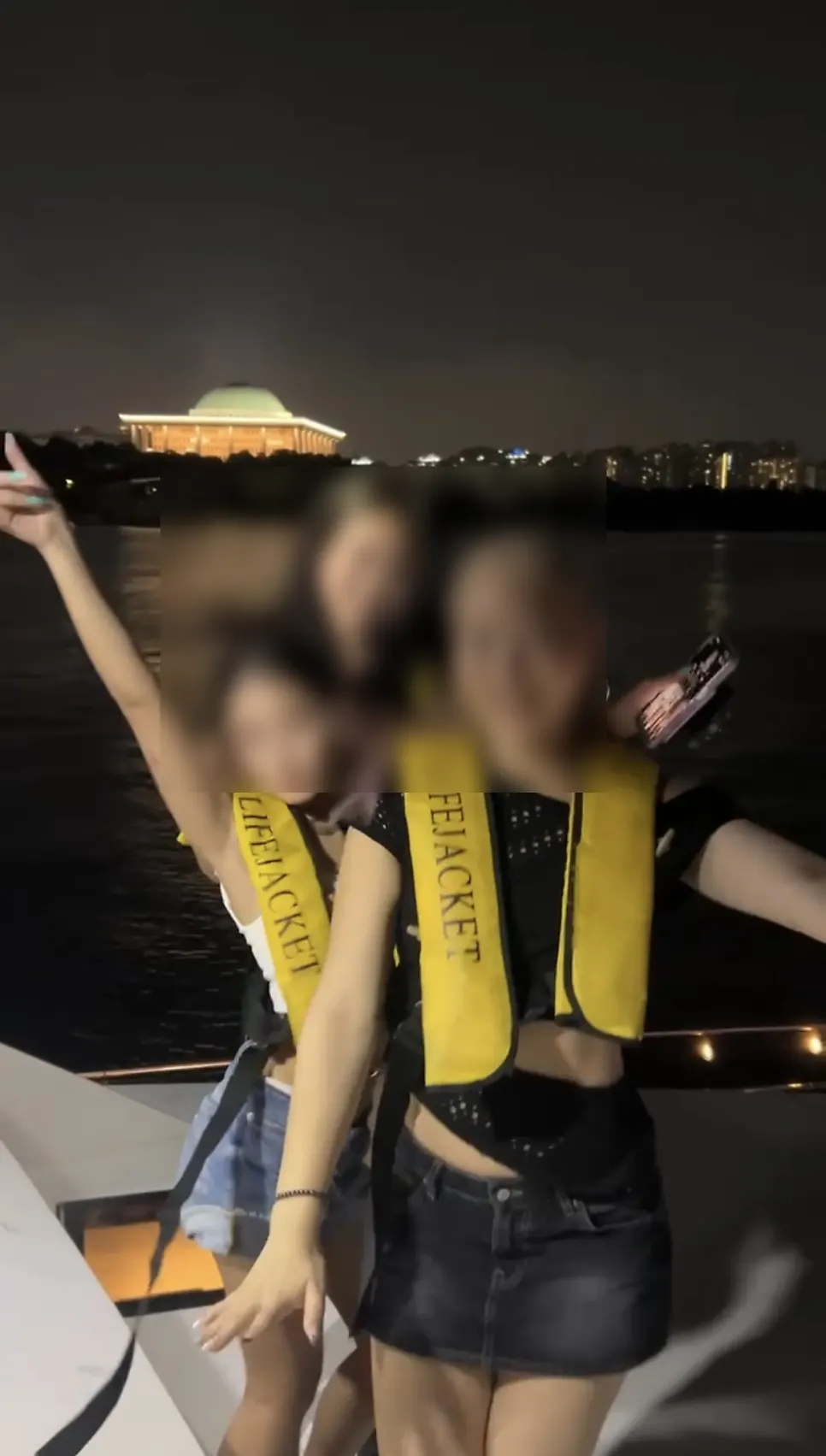 잔잔한 음악과 함께한 요트 갑판 노을 시간