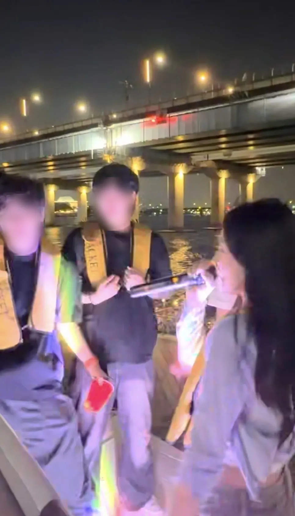 선선한 바람 부는 가을 저녁 요트 갑판