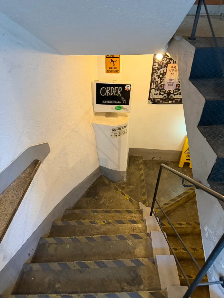 新丰路咖啡馆建筑入口周边景象