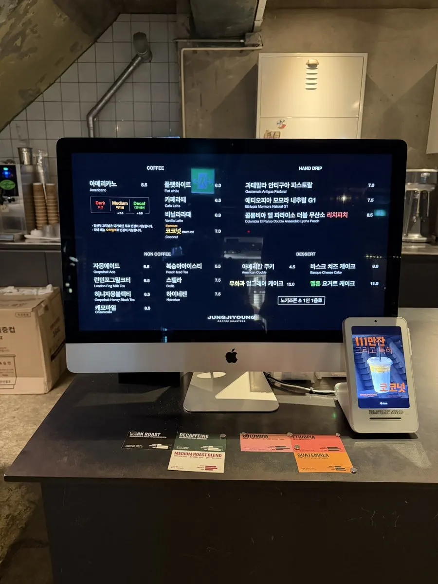 分层的咖啡馆内部空间