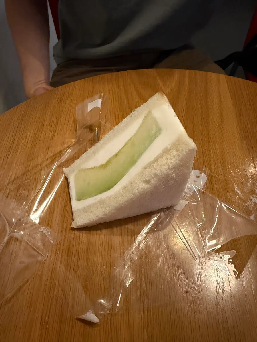 每层氛围不同的咖啡馆座位空间