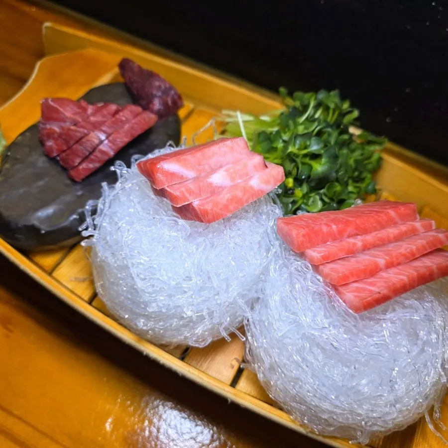 A plated arrangement of the Manager Special tuna sashimi