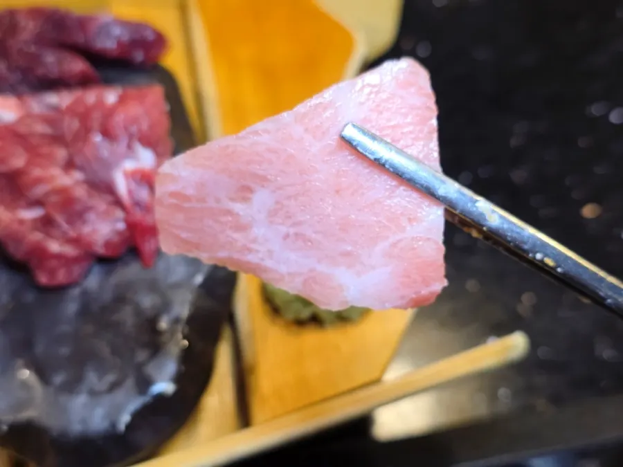 Crunchy-textured mekadoro tuna cut