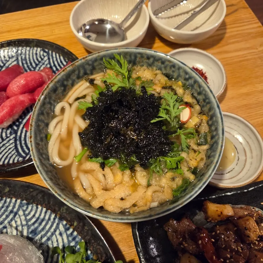 김가루와 유부 토핑이 올라간 우동