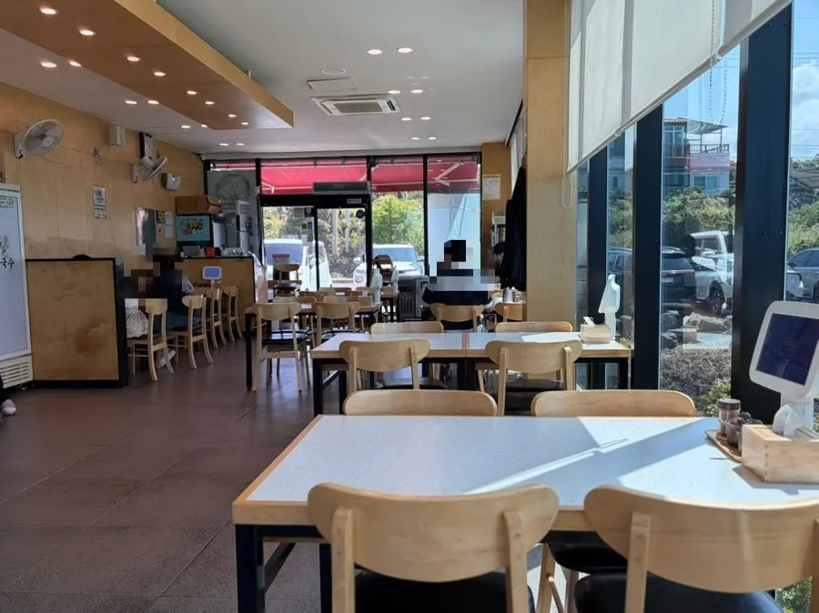 Spacious, clean interior of Handam Guksu