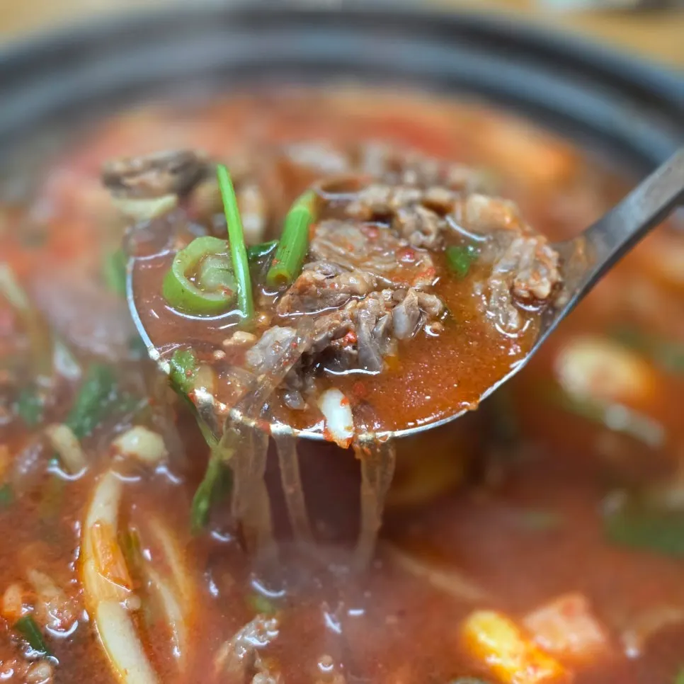 끓고 있는 한우 소갈비살 찌개