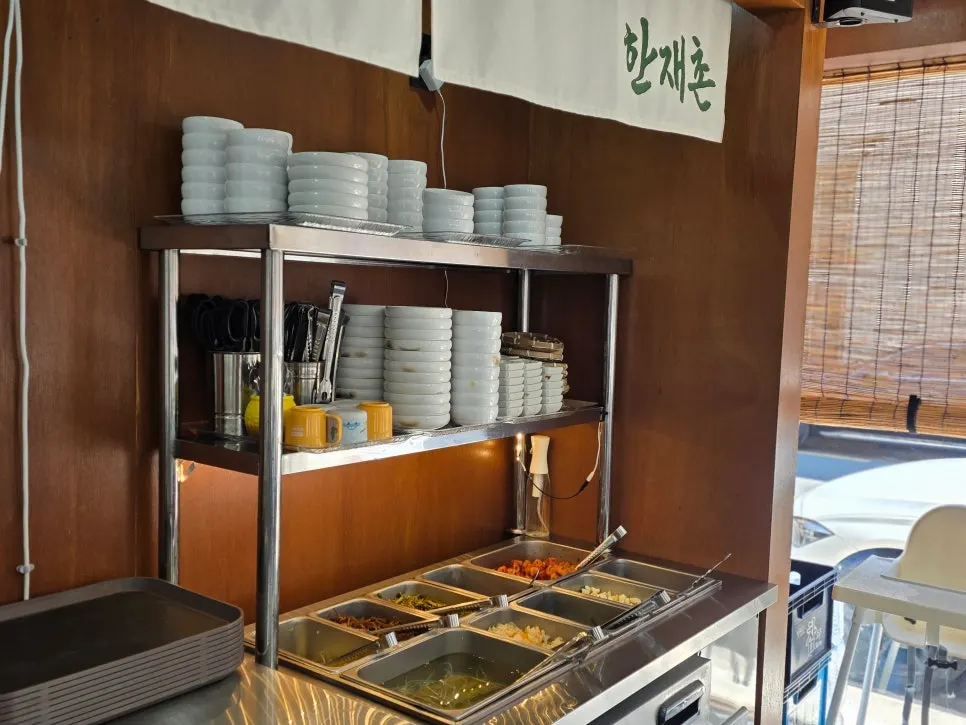 Hanjaechon's basic side dishes of seaweed and bean sprouts