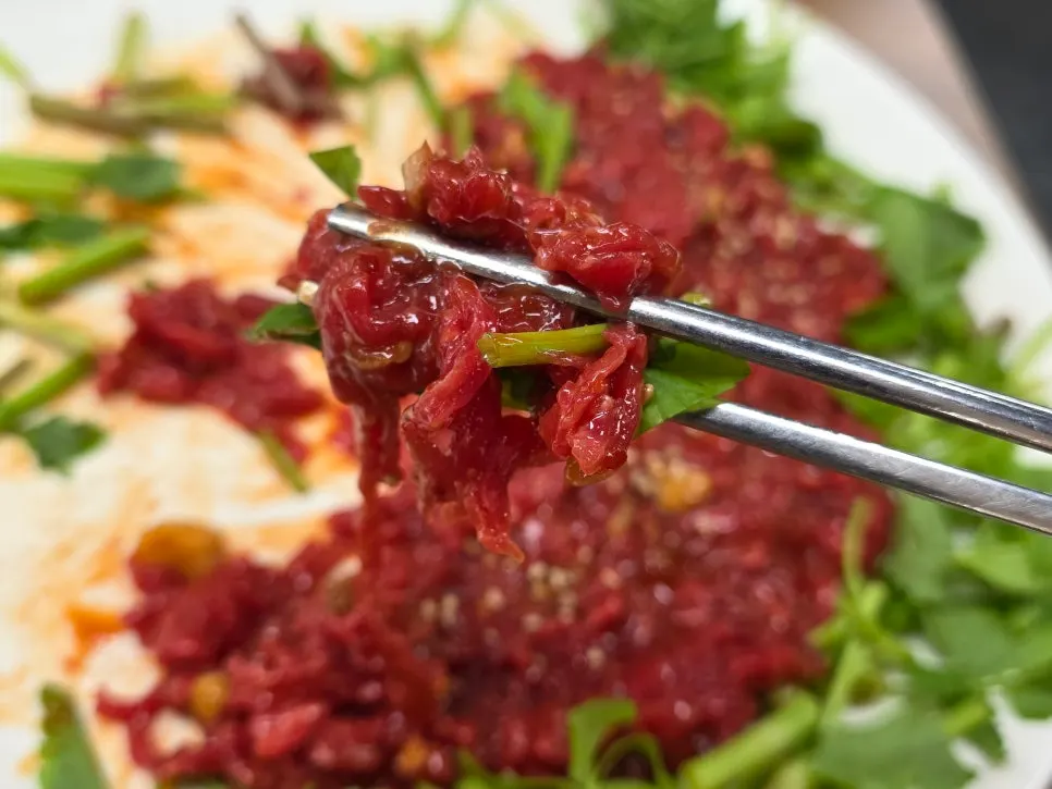 Beef tartare mixed with its seasoning