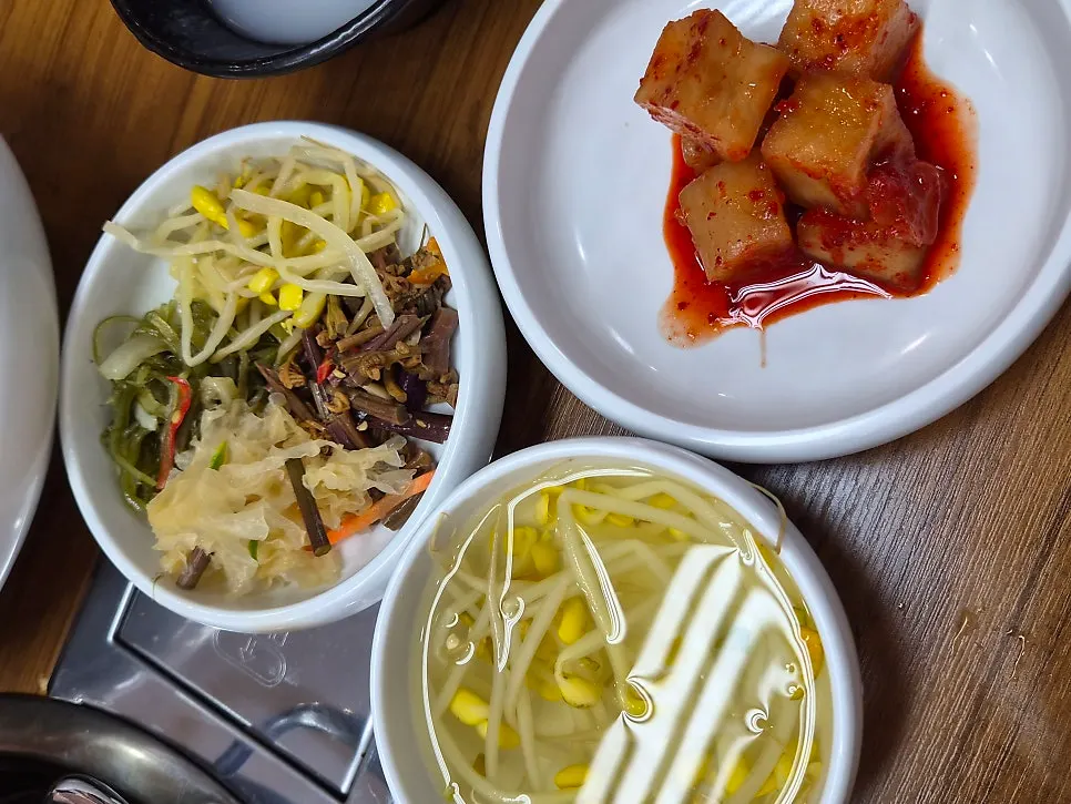 제철 반찬으로 차려진 한재촌 셀프바 접시