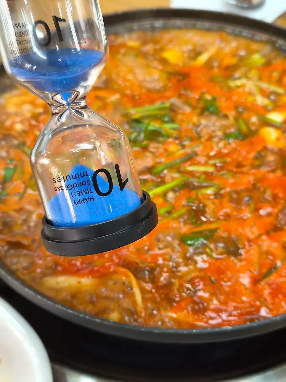 끓는 찌개 옆에 놓인 모래시계